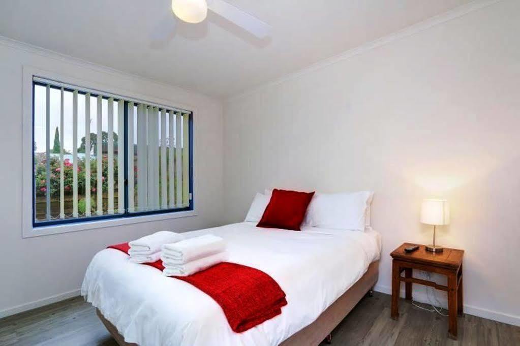 Phillip Island Off-Track Accommodation คาวเวส ภายนอก รูปภาพ