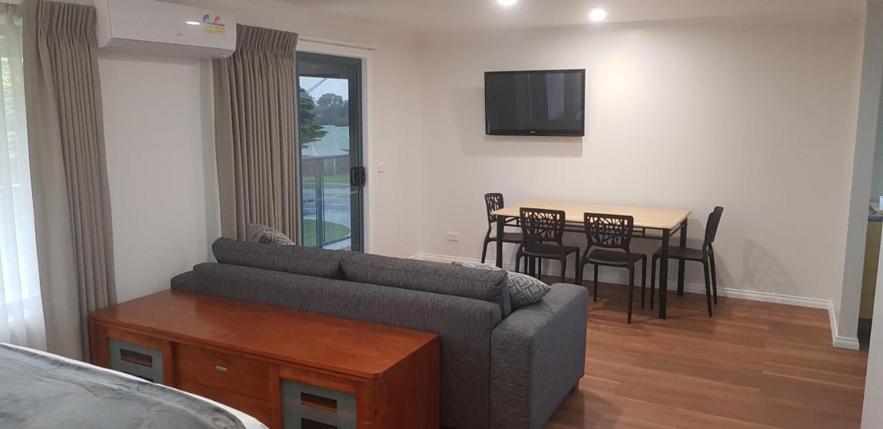 Phillip Island Off-Track Accommodation คาวเวส ภายนอก รูปภาพ