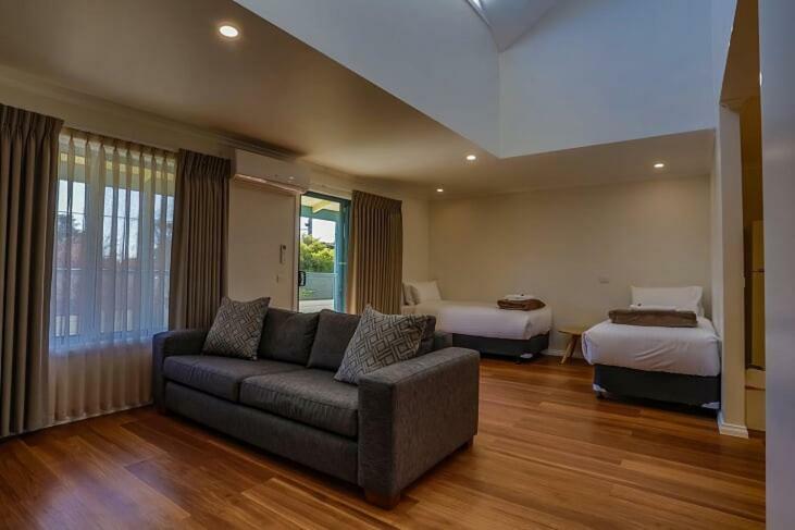 Phillip Island Off-Track Accommodation คาวเวส ภายนอก รูปภาพ