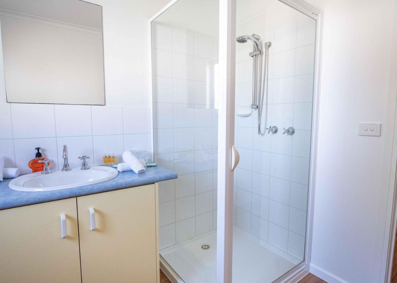 Phillip Island Off-Track Accommodation คาวเวส ภายนอก รูปภาพ